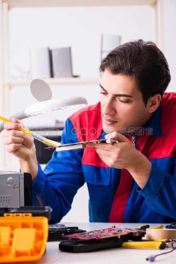 維修車間計算機的專業修理工 技術、挑戰與價值